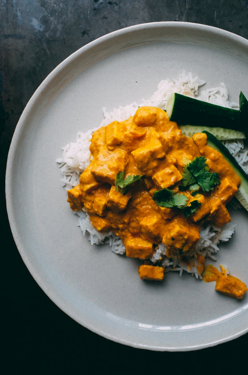 Curry de naranja con arroz y cilantro en un plato.